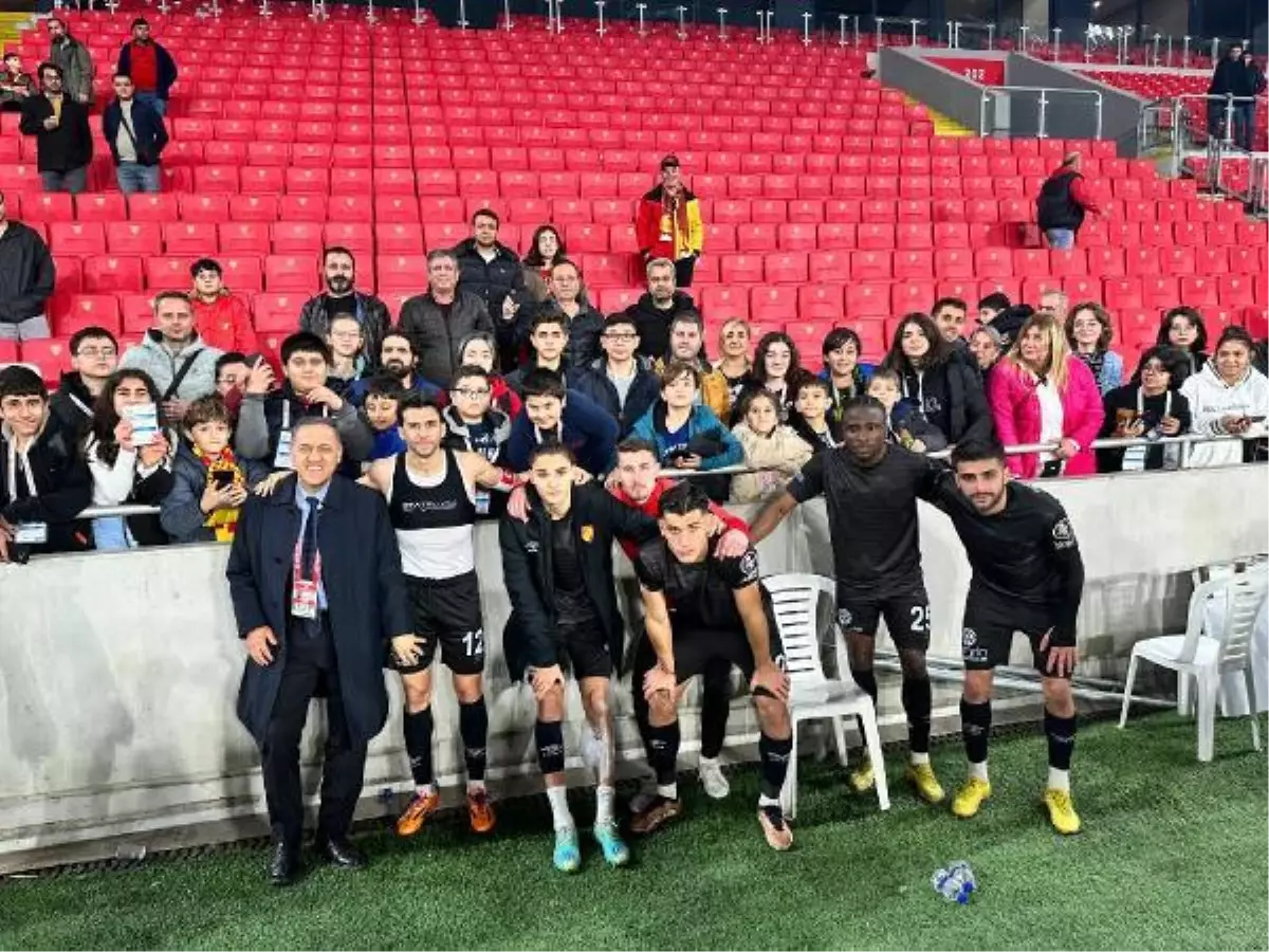 Depremzede çocuklar Gürsel Aksel\'e geldi