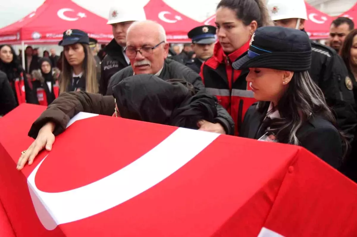 "Dur" ihtarına uymayan sürücünün çarptığı polis, son yolculuğuna uğurlandı