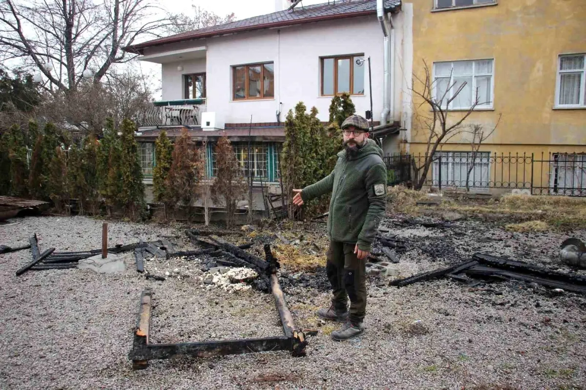 Gözü dönen komşu köpek kulübesini ateşe verdi, o anlar kamerada