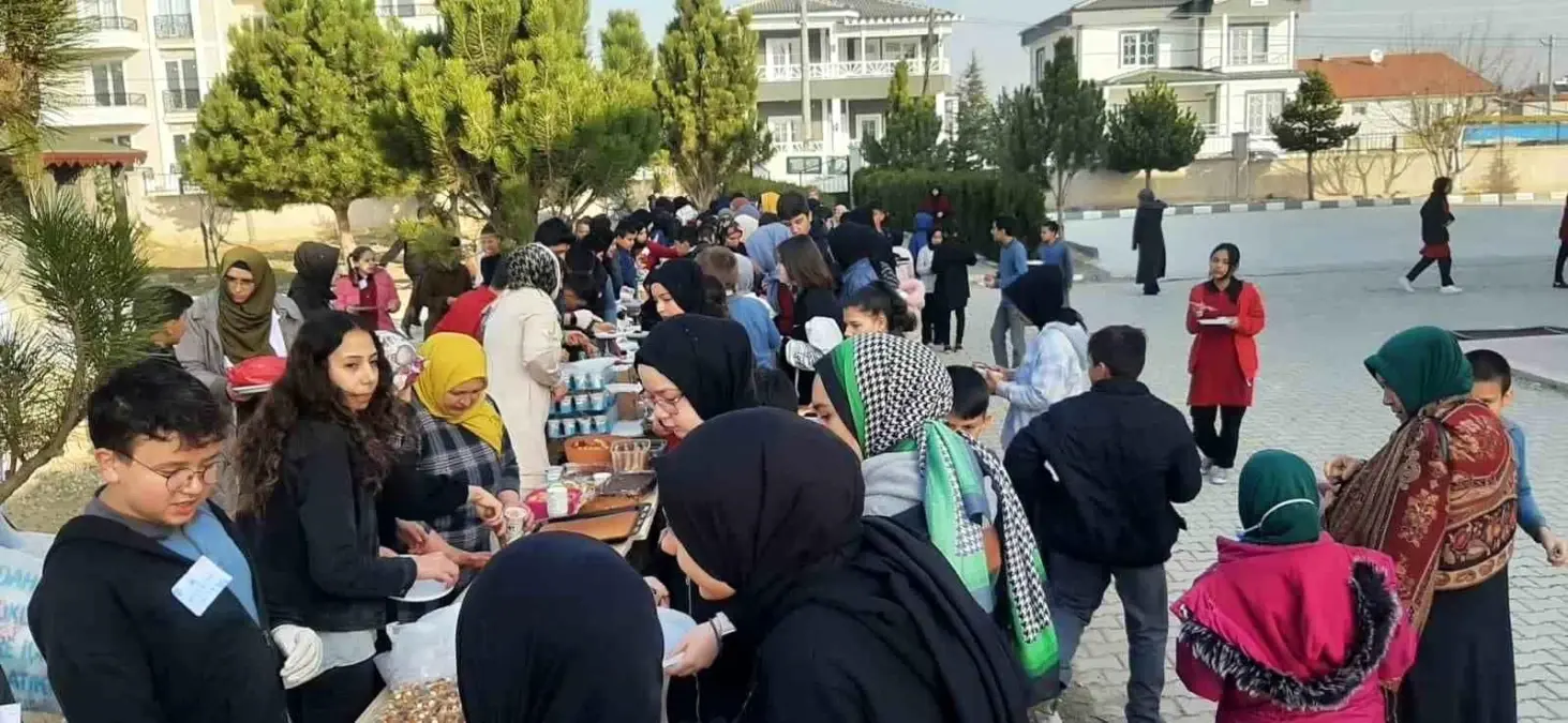 Hayır amaçlı satış yapılan pazar kurup depremzedeler için bağış topladılar