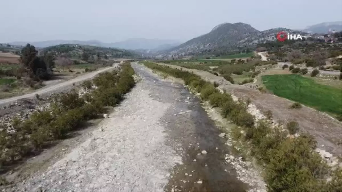 Kuraklıkla boğuşan Deliçay görenleri şaşırtıyor