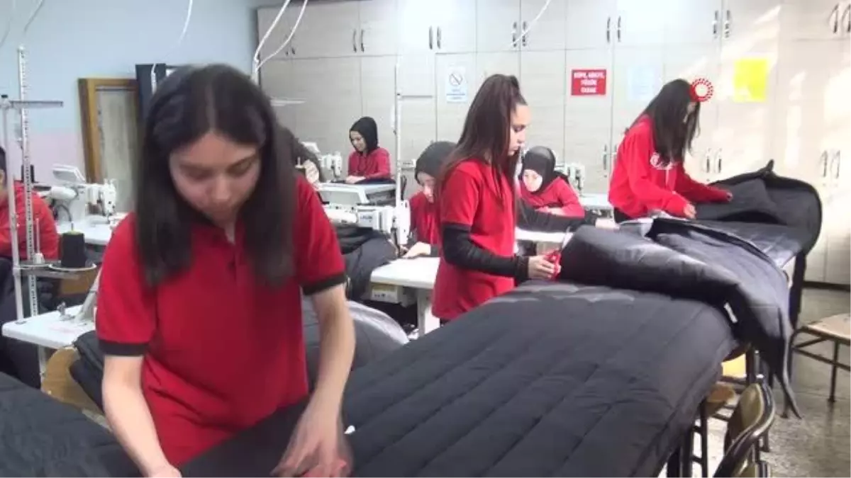 Lise öğrencileri kolları sıvadı, depremzedeler için soğuğa dayanıklı uyku tulumu dikiyor