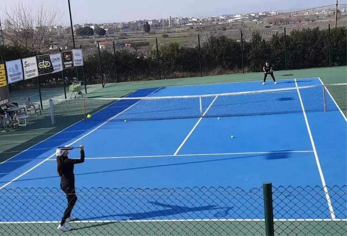 Salihli\'de depremzedeler yararına tenis turnuvası düzenlendi