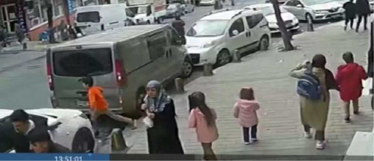 SULTANGAZİ\'DE ANİDEN YOLA FIRLAYAN ÇOCUĞA OTOMOBİL ÇARPTI