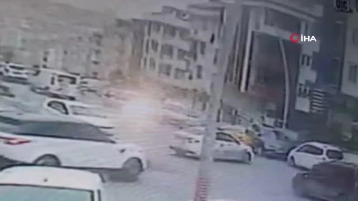 Sultangazi\'de polisten kaçarken taksiye çarptı: 1 çocuk yaralandı