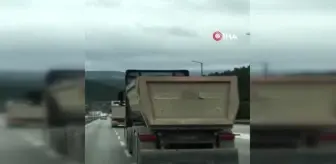 Trafikte korku dolu anlar: Direksiyonu otomobilin önüne kırdı