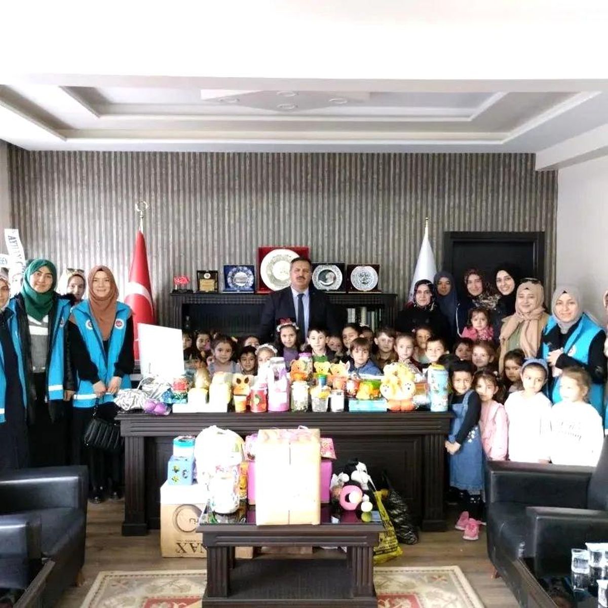 Uşaklı çocuklar depremzede çocuklara hediye gönderdi
