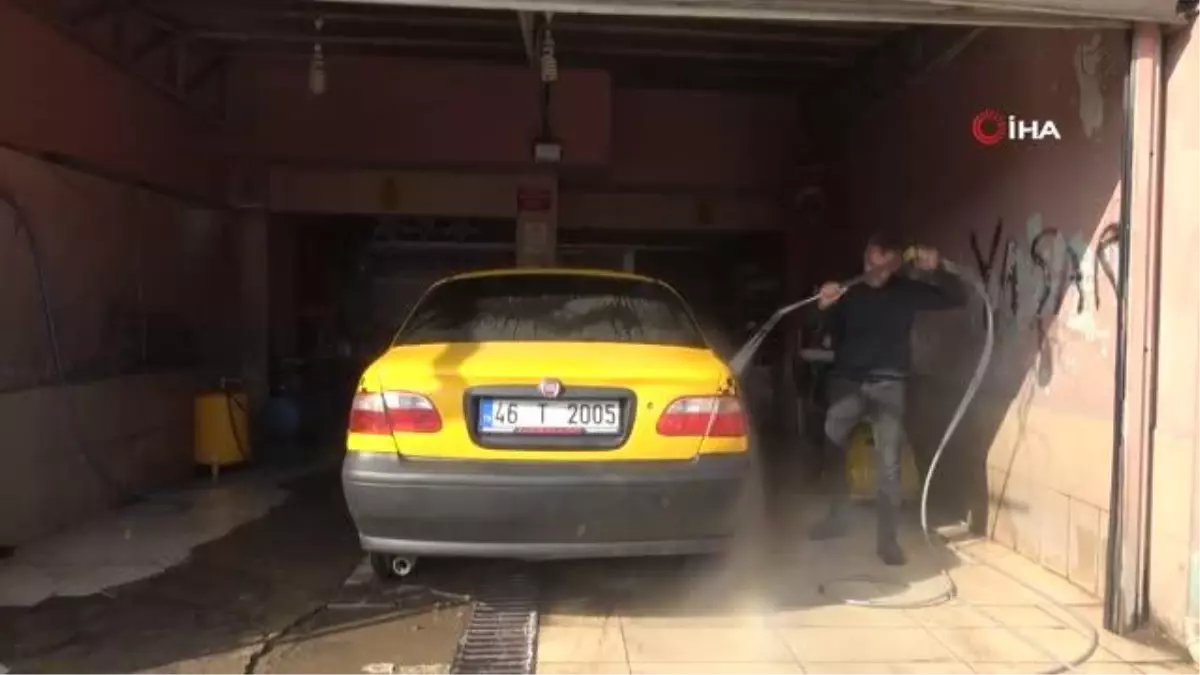 Yaşanan depremin ardından tozla kaplanan araçlar oto yıkamacılarda yoğunluk oluşturdu