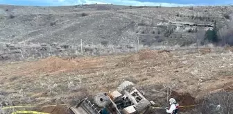 Afyonkarahisar'da ağaç çukuru kazarken devrilen kepçenin operatörü hayatını kaybetti