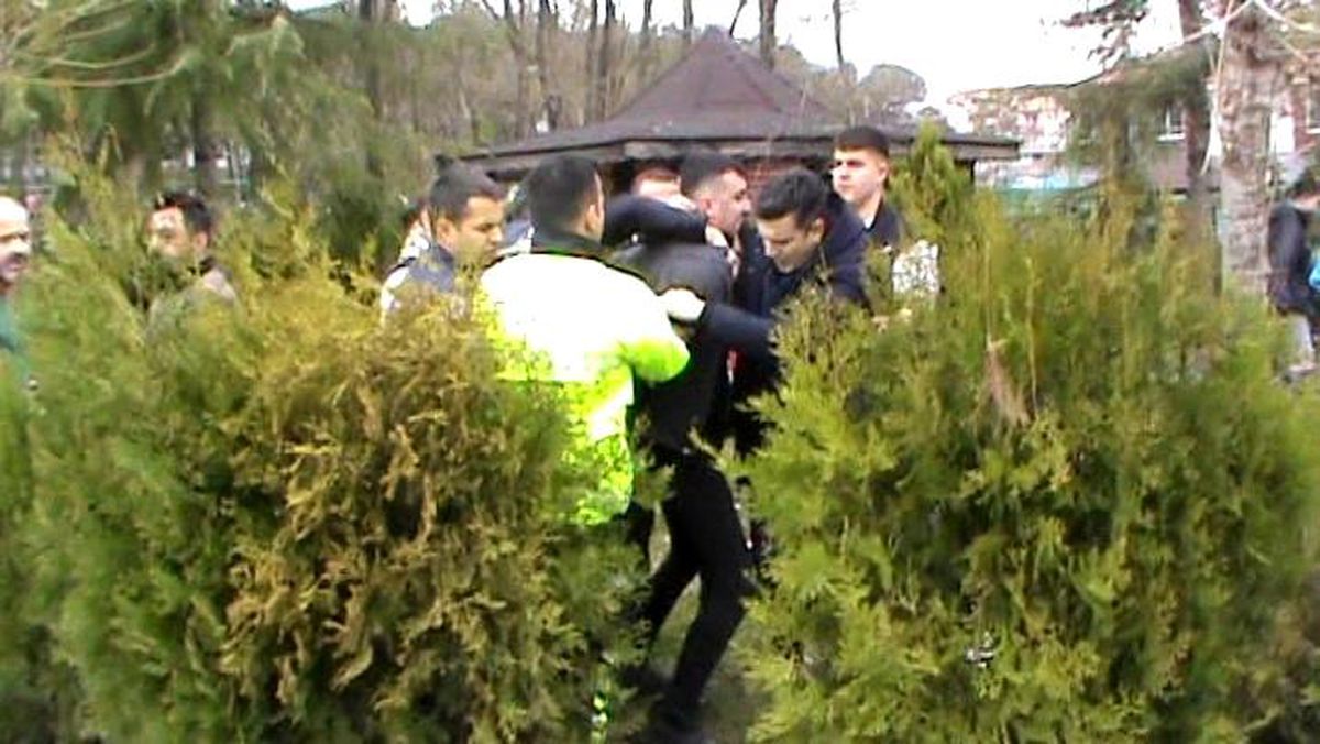 Amatör maçta taraftarı polisler ayırdı