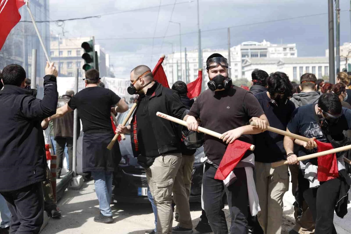 Atina\'da tren kazası protestosunda göstericiler polisle çatıştıGözaltına alınan 6 kişiden 5\'i tutuklandı
