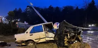 Aydınlatma direğine çarpan otomobil ikiye bölündü