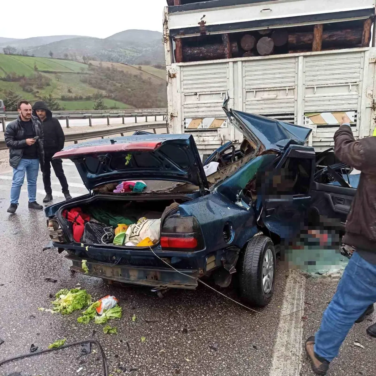 Balıkesir\'de otomobil kamyona arkadan çarptı: 2 ölü, 6 yaralı