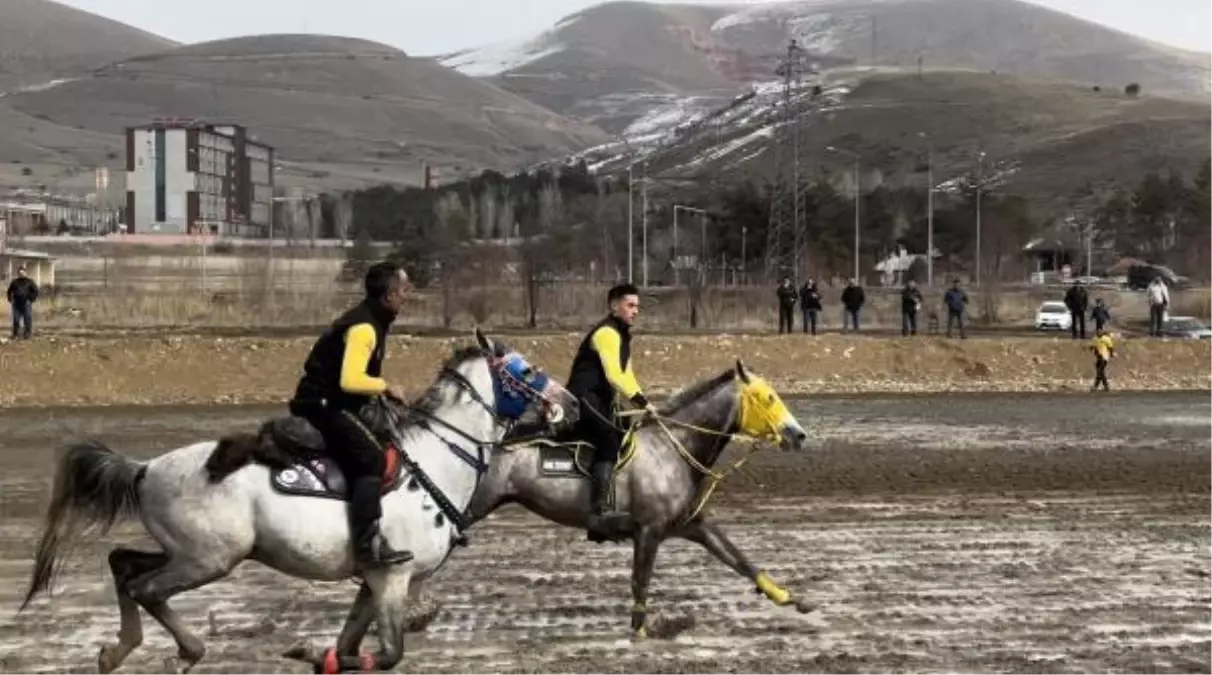 BAYBURT\'TA DEPREMZEDE ÇOCUKLAR CİRİT YARIŞI İZLEDİ, ATLARA BİNDİ