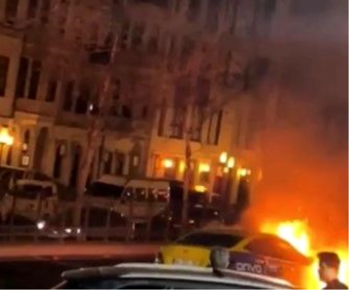 Beyoğlu\'nda ticari taksinin alev alev yandığı anlar cep telefonu kamerasında