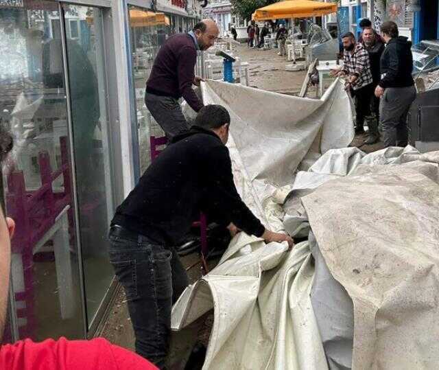 Bodrum'u fırtına vurdu, çatıları uçurdu, camları kırdı Bodrum'u fırtına vurdu, çatıları uçurdu, camları kırdı