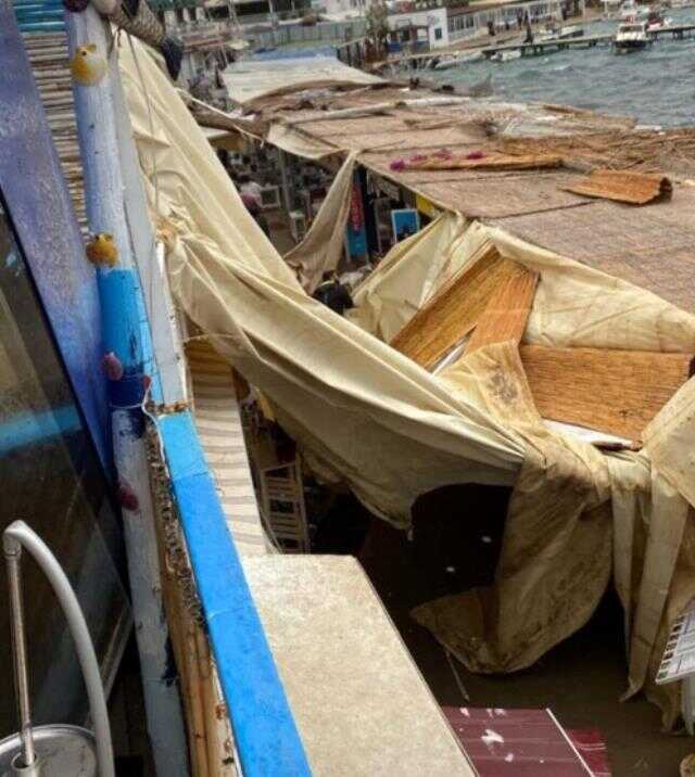 Bodrum'u fırtına vurdu, çatıları uçurdu, camları kırdı Bodrum'u fırtına vurdu, çatıları uçurdu, camları kırdı