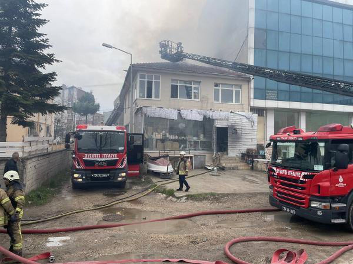 İSTANBUL-BÜYÜKÇEKMECE\'DE ÇATI YANGINI