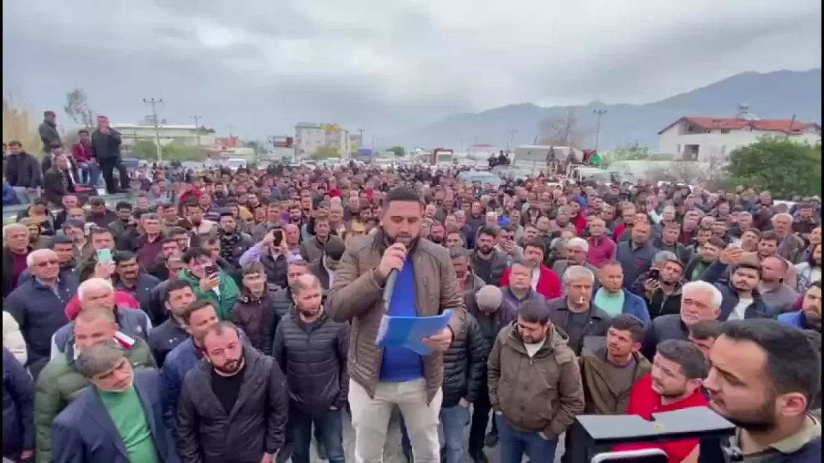 Çiftçiler Antalya\'da Karayolunu Kapattı, Tarım Bakanlığı\'nın Domates İhracatını Kısıtlamasını Protesto Etti