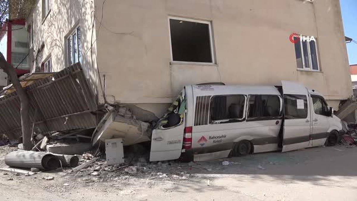 Depremde binanın yıkılmasını minibüs önledi