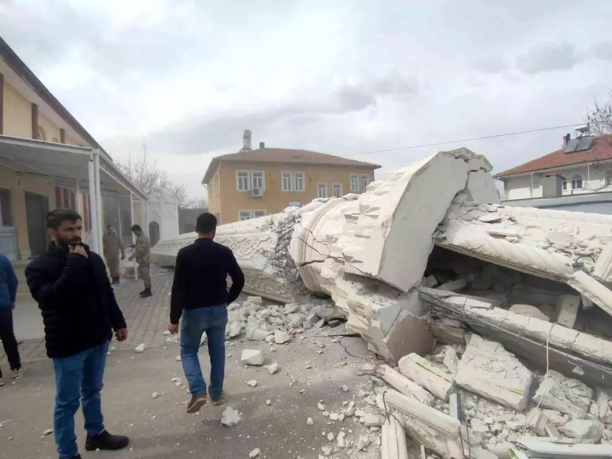 Depremde hasar gören caminin minaresi kontrollü şekilde yıkıldı