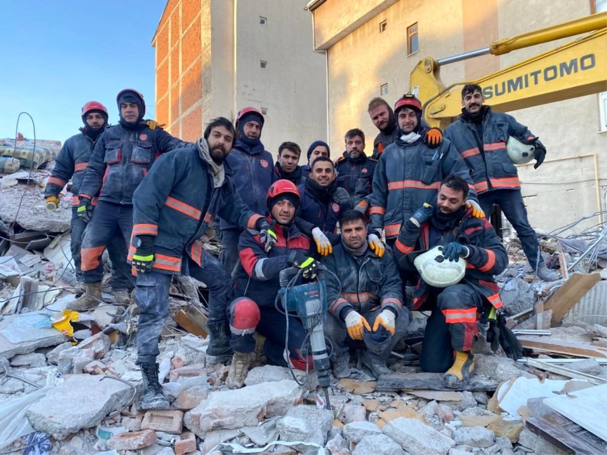 Depremzede itfaiyeciler ailelerini bırakıp yardımı koştu