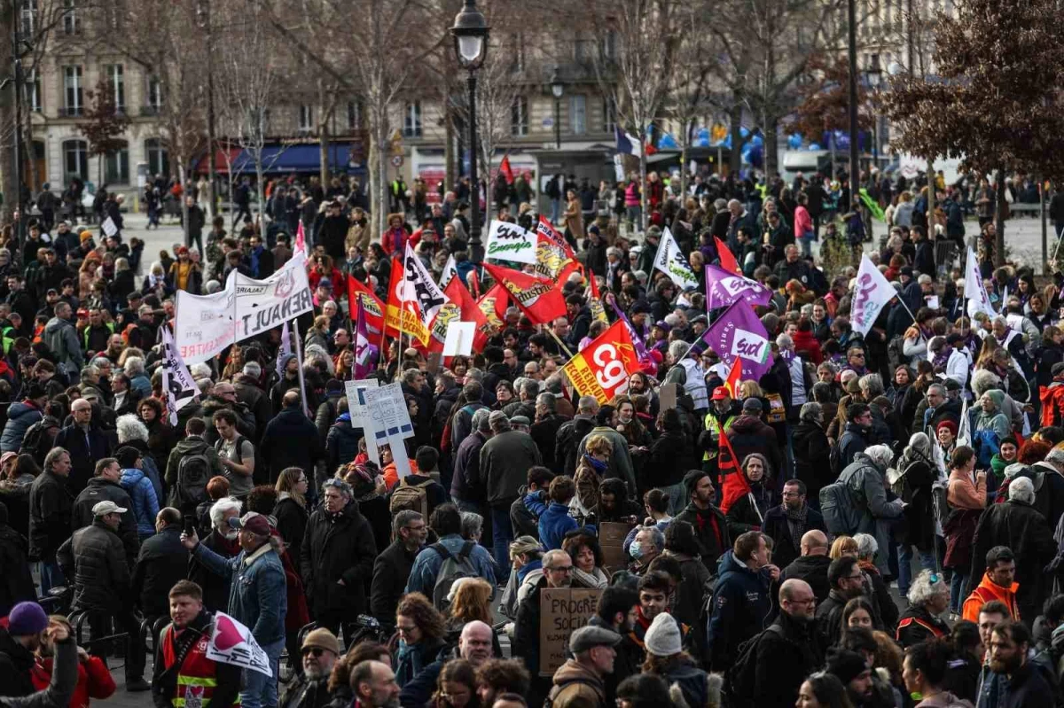 Fransa\'da sendikalardan 7 Mart\'ta emeklilik reformuna karşı grev çağrısı