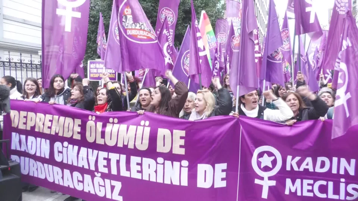 Kadıköy\'de Eylem Yapan Kadınlar "Hükümet İstifa" Sloganı Attı