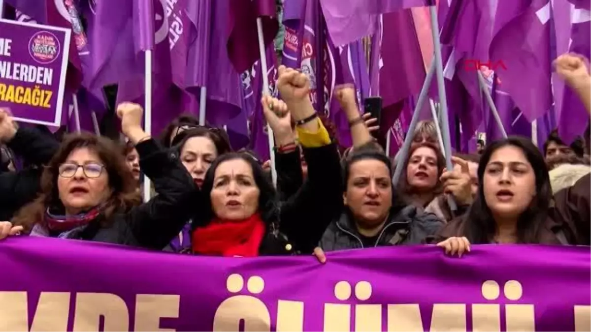 KADIKÖY\'DE KADINLAR 8 MART ÖNCESİ TOPLANDI