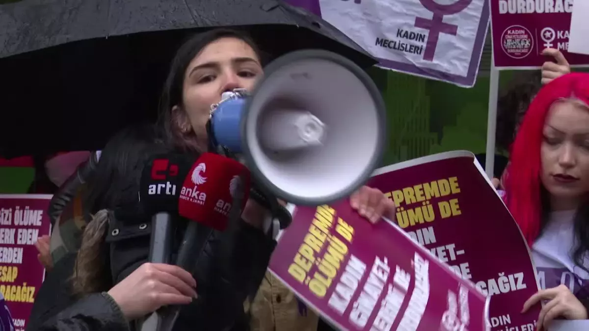 Kadınların Açıklamasına Polis Müdahale Etti, "Hükümet İstifa" Sloganları Atan Kadınlar Gözaltına Alındı