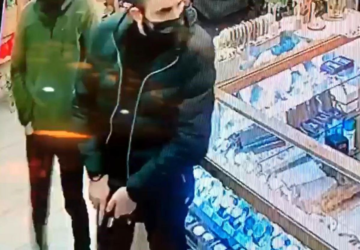 Kendilerini polis olarak tanıtan soyguncular dükkandan 7 bin ve 500 doları çaldı