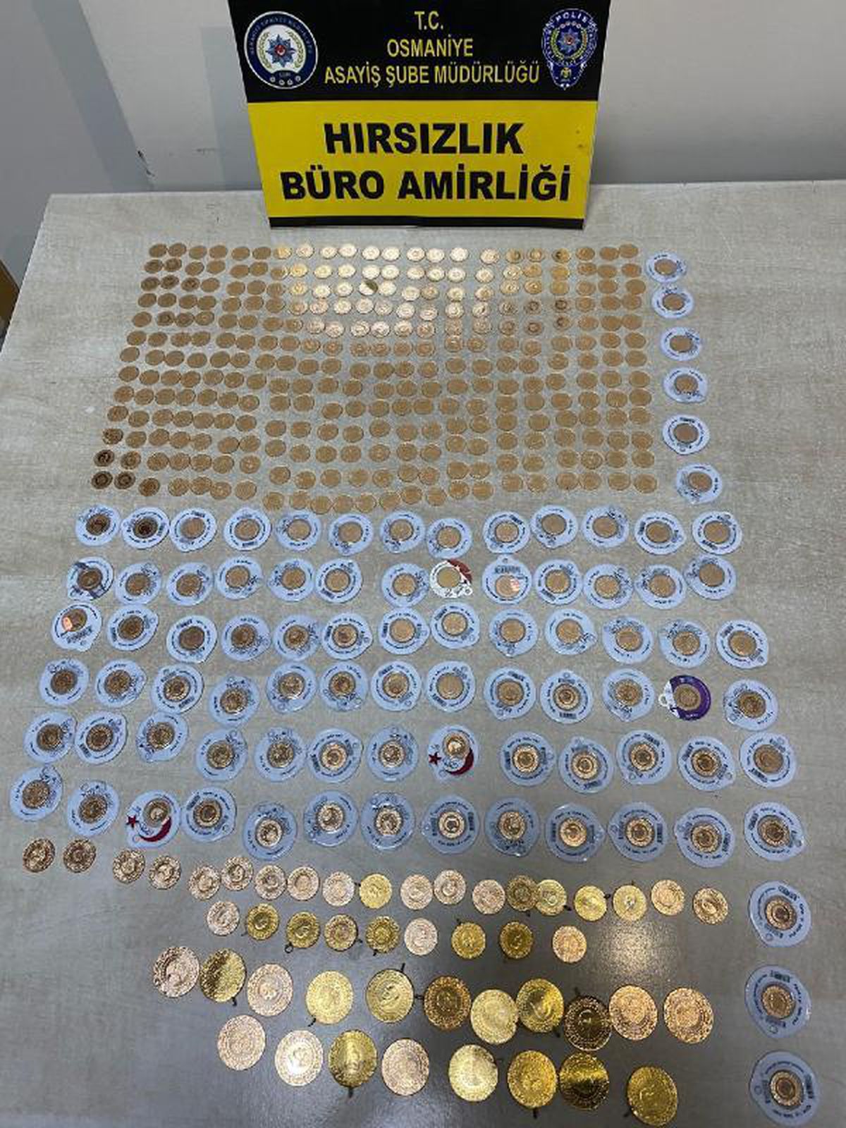 Kendisini polis olarak tanıtıp, altınlarını dolandırdı