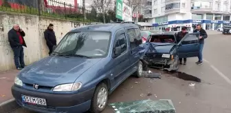 Samsun'da otomobil park halindeki araca çarptı: 1 yaralı