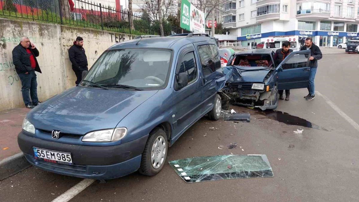 Samsun\'da otomobil park halindeki araca çarptı: 1 yaralı