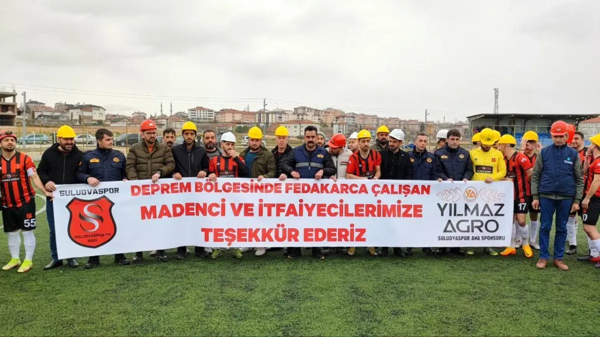 Suluovasporlu futbolcular maça madenci bareti ve pankartla çıktı