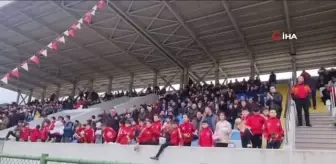 Taraftarlar, depremzede çocuklar için için sahaya oyuncak attı