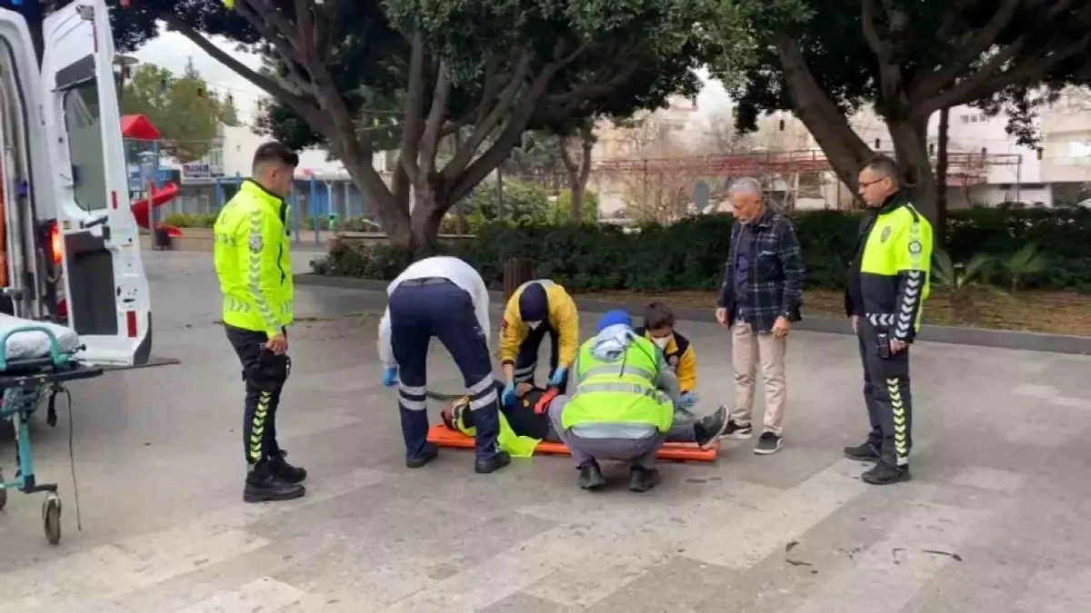 Trafiğe kapalı parkta temizlik işçisine çarpıp kaçtı