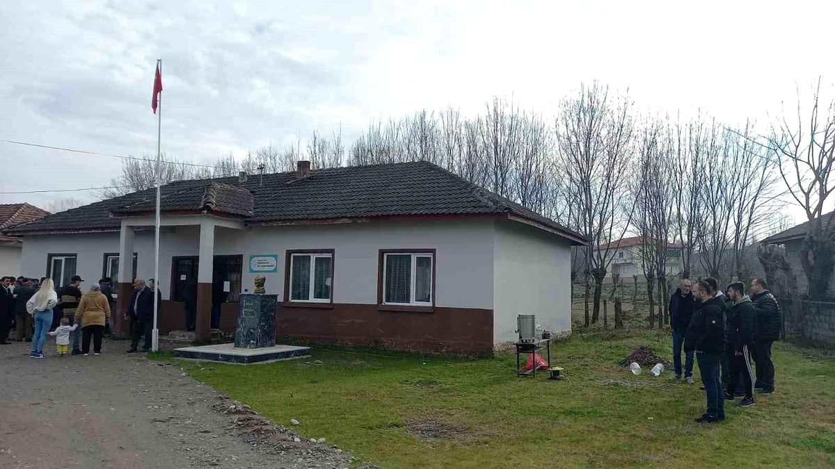 Yeni Mahalle muhtarını seçmek için sandık başına gitti