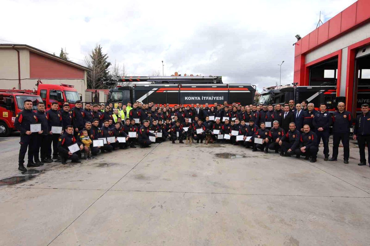 Konya Büyükşehir Belediye Başkanı Altay, Hatay\'da görev yapan itfaiye personeline teşekkür belgesi verdi