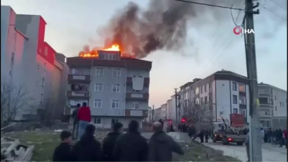 Binanın çatısı alev alev yandı