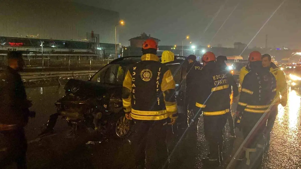 D-100'de bariyere çarpan hafif ticari aracın sürücüsü yaralandı