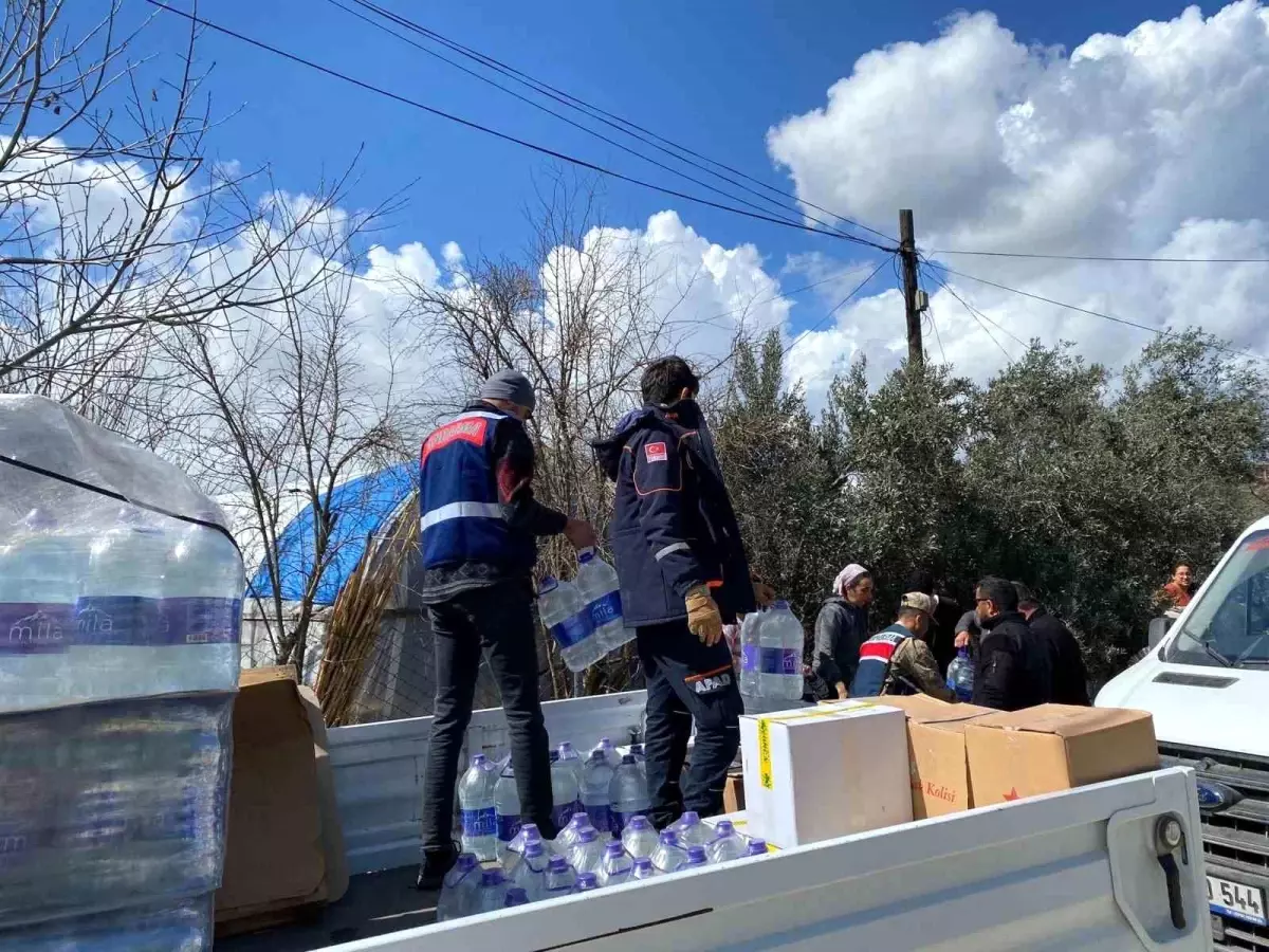 Defne İlçe Jandarma Komutanlığından vatandaşlara su yardımı