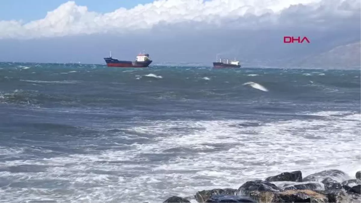 DENİZ SEVİYESİNİN YÜKSELDİĞİ İSKENDERUN\'DA BALIKÇI BARINAĞI SU ALTINDA