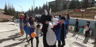 Depremzede çocuklar afetin izlerini oyunla silmeye çalışıyor