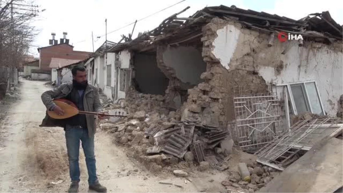 Depremzedelerden enkaz başında duygulandıran türkü