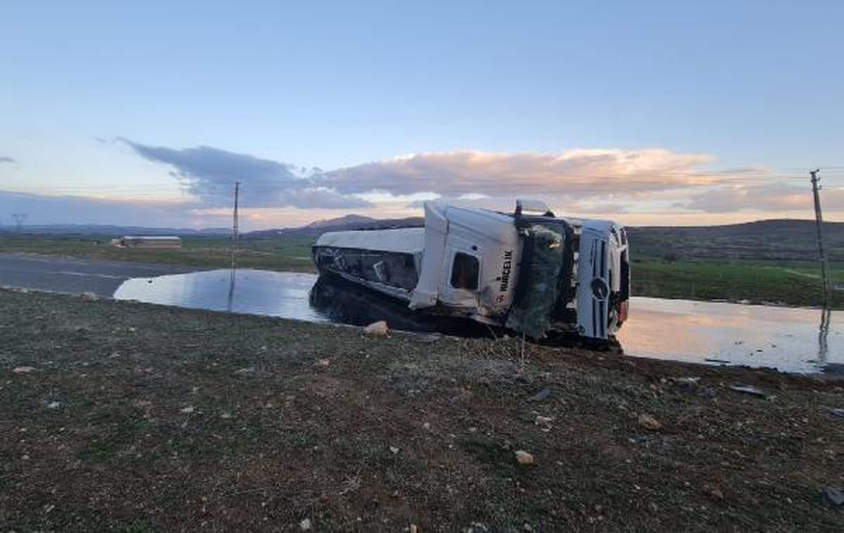 Diyarbakır\'da sıcak asfalt yüklü tanker devrildi