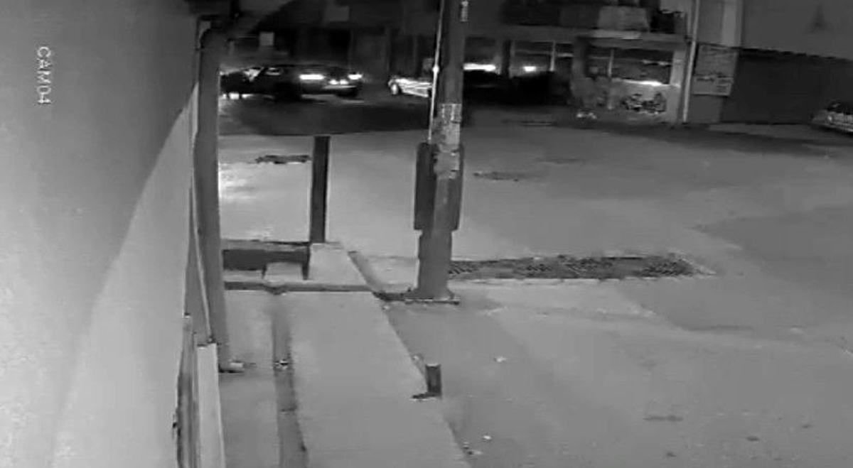 Duvara böyle çarptı, otomobili bırakıp kaçtı