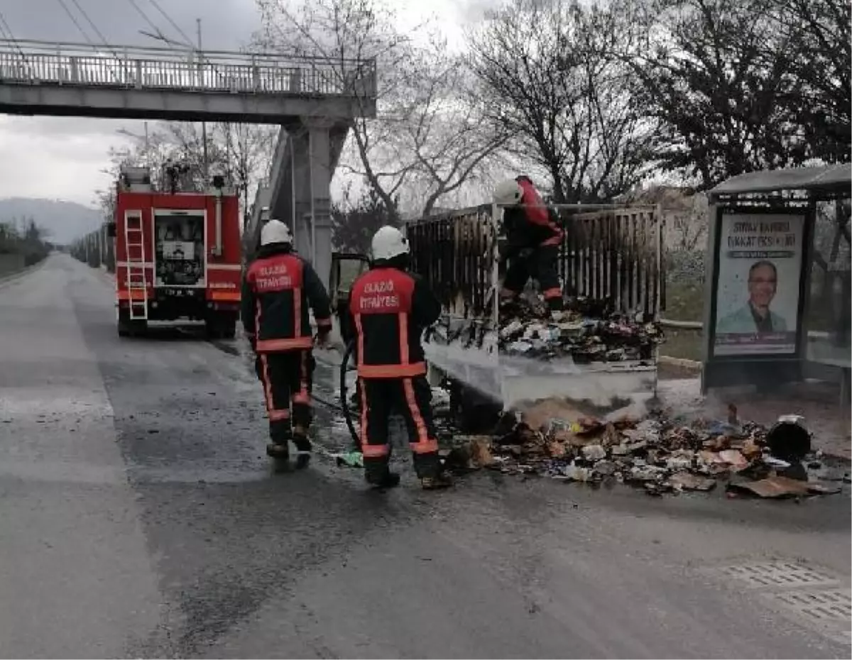 Seyir halindeyken yanan kamyonet küle döndü