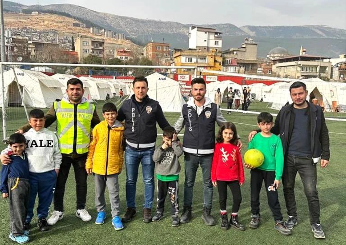 Emetli polis memurları Kahramanmaraş\'ta depremzede çocuklarla top oynadı