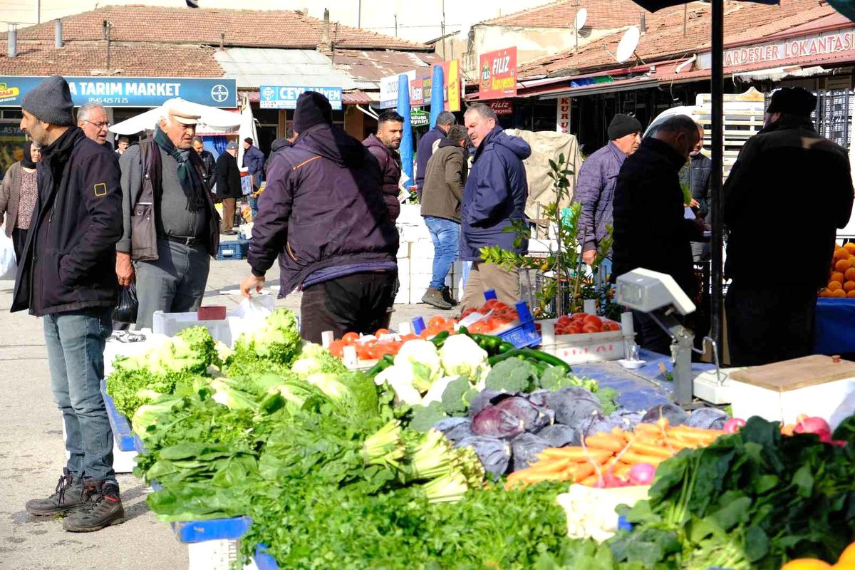 Erzincan'da semt pazarında hareketlilik